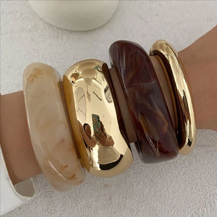 "minimalist gold bracelet woman India"